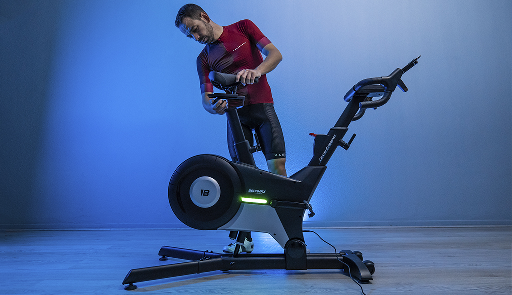 Smart Bike Pro 8000: La Elegancia y Potencia del Futuro en Ciclismo Indoor